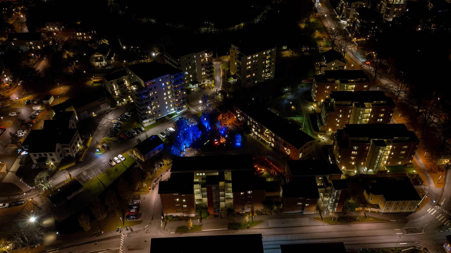 En färgstark rund ljusform lyser mot mörk bakgrund.